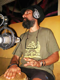 Popa levi en studio